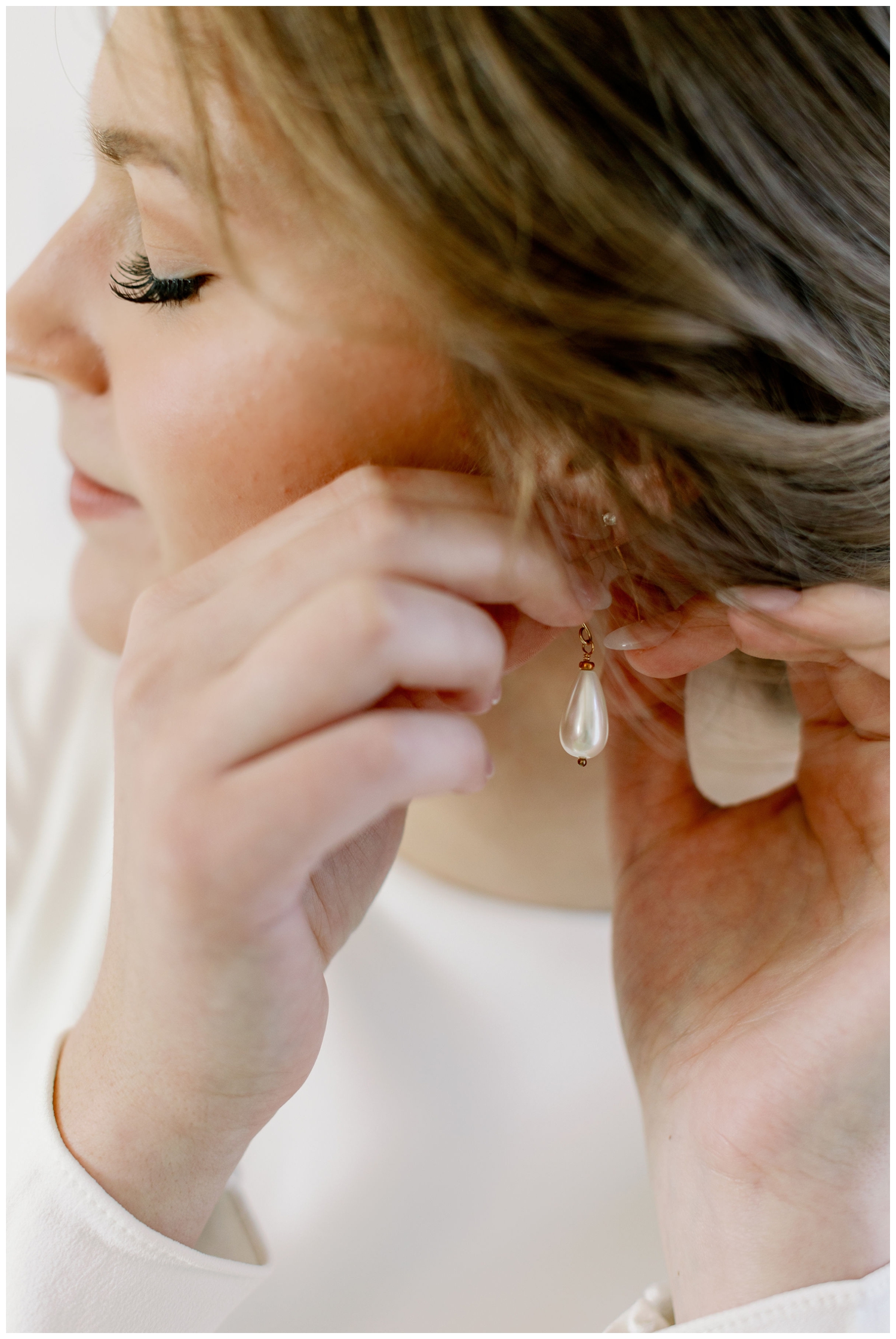 bride putting on earrings inside bridal suite at Gin at the Hidalgo